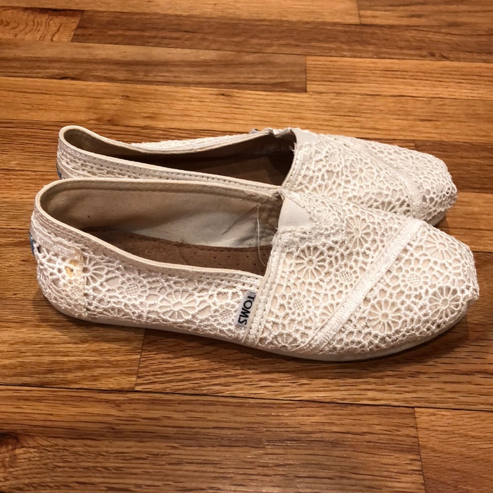 White lace toms